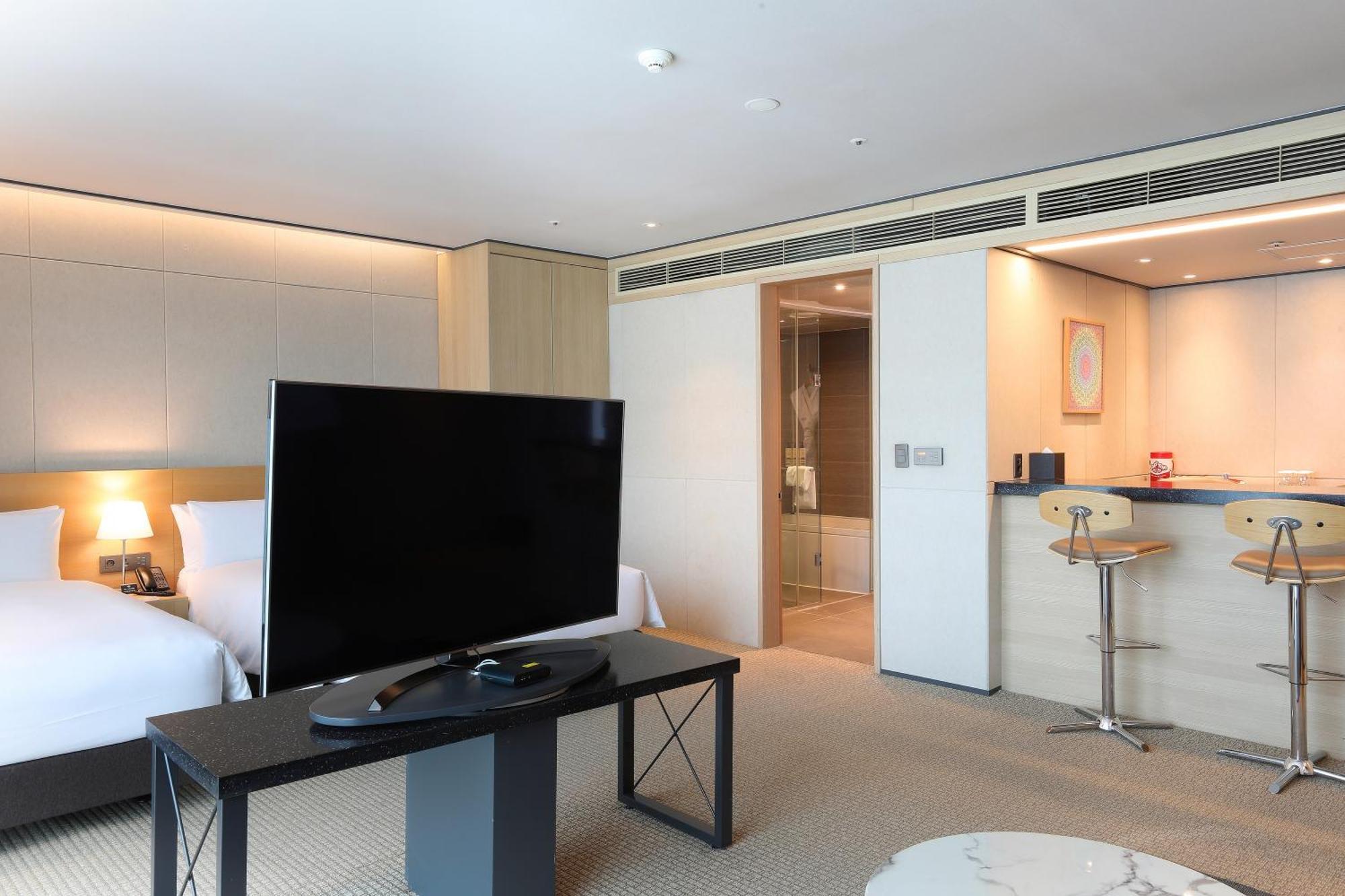 Orakai Cheonggyesan Hotel, BW Premier Collection Seoul Exterior photo